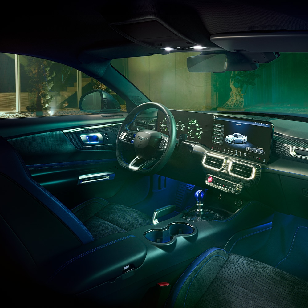Ford Mustang Innenraum. Ansicht auf Vordersitze, Lenkrad und Instrumententafel.
