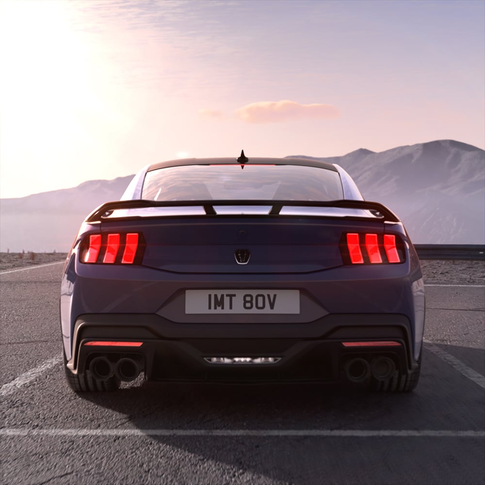 Ford Mustang in Blau. Heckansicht, stehend auf einem Parkplatz bei Sonnenuntergang.