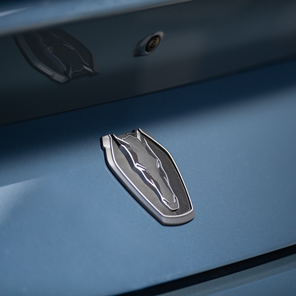 Ford Mustang in Blau. Detailansicht des Mustang Logos.