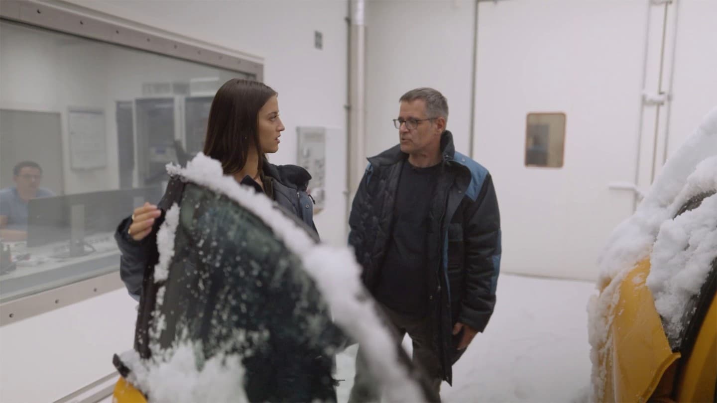 Lexie Limitless besucht die Weather Factory um den Ford Explorer zu testen - Video.
