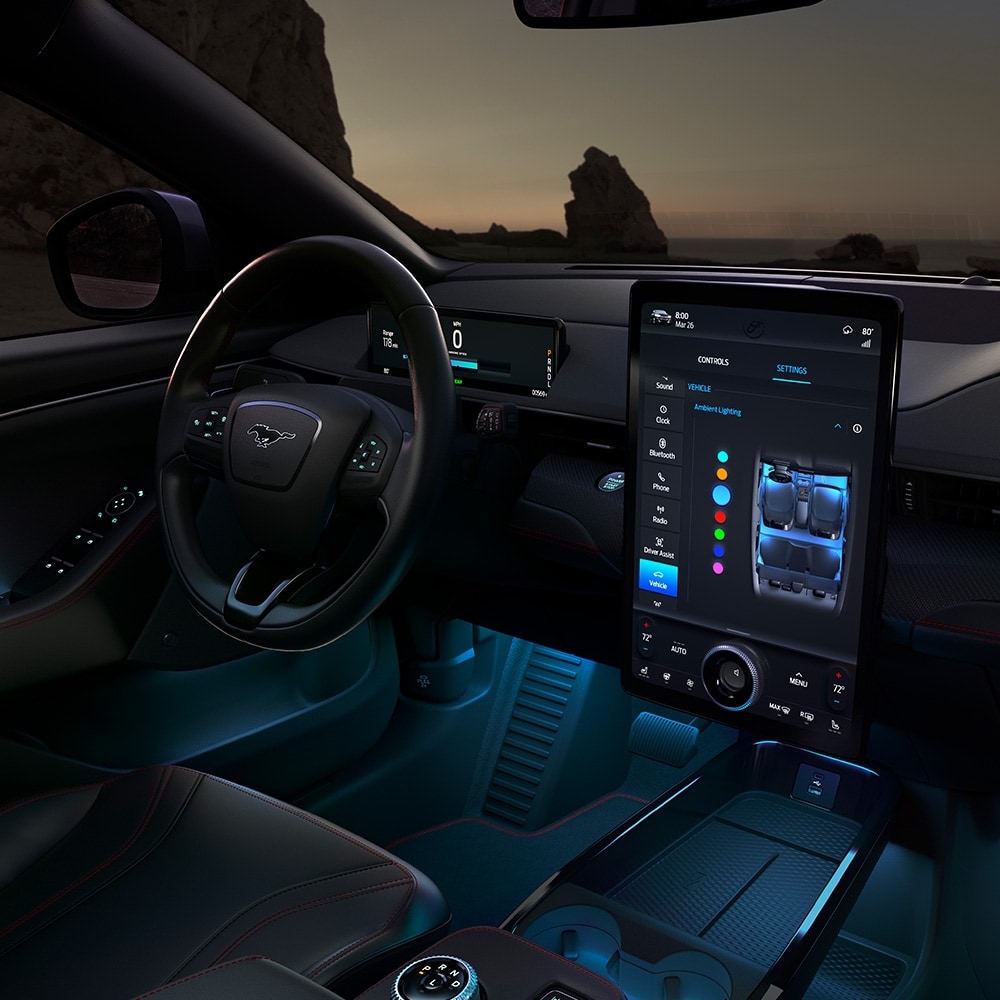 Ford Mustang Mach-E Innenraum. Detailansicht Lenkrad und Ford SYNC 4A-Touchscreen.