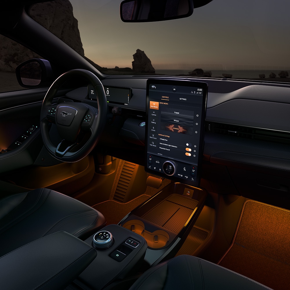 Ford Mustang Mach-E Innenraum. Detailansicht Lenkrad und Ford SYNC 4A Touchscreen