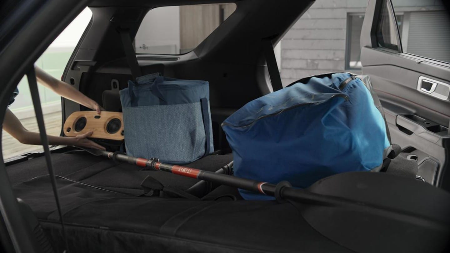 Ford Explorer Plug-in-Hybrid Innenraum. Detailansicht des Laderaums mit umgeklappten Sitzen