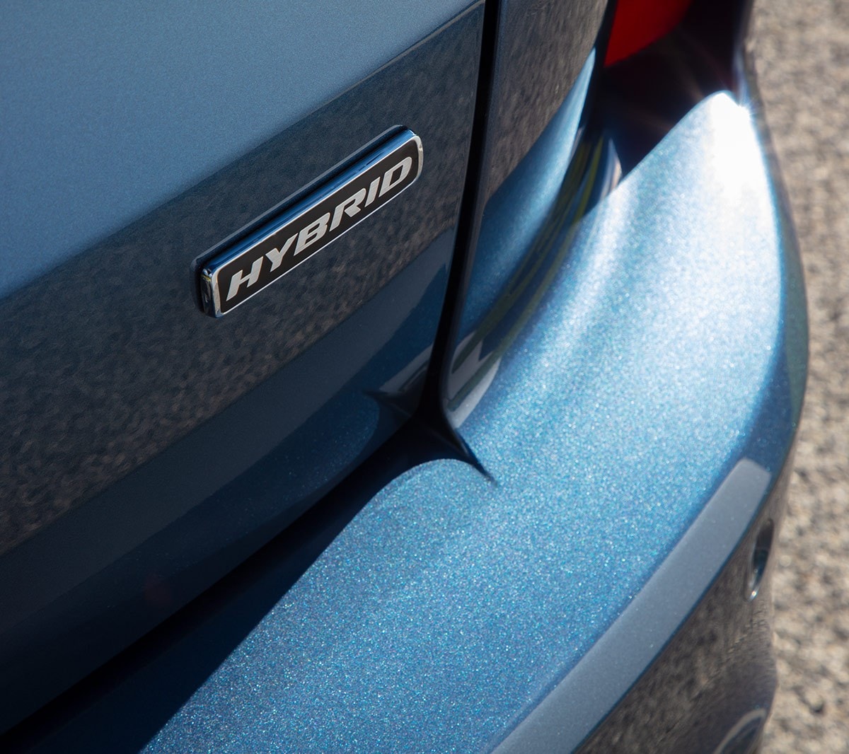 Ford Kuga in Blau. Detailansicht, Hybrid Logo