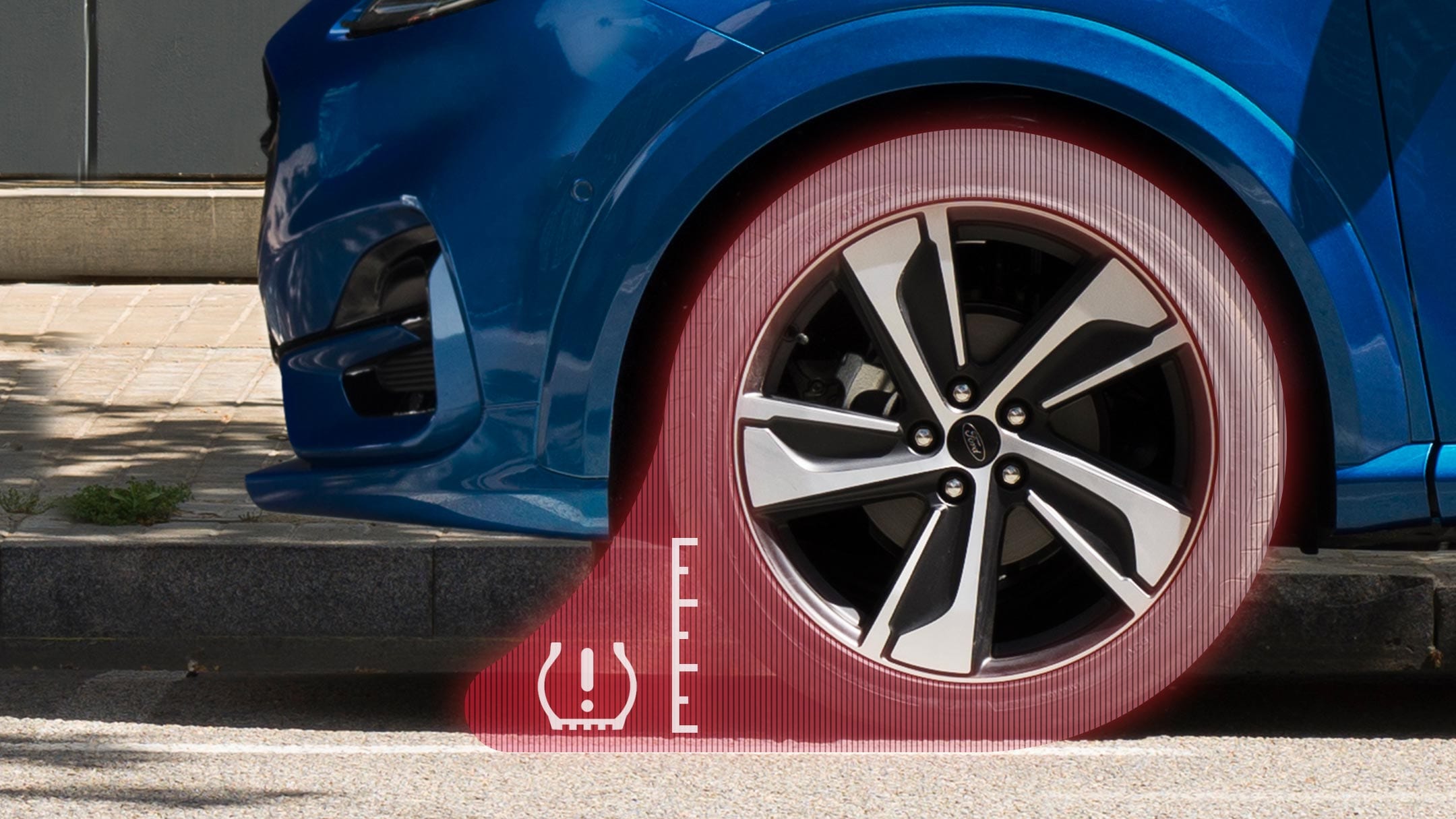 Ford Puma in Blau. Ansicht Vorderreifen, Visualisierung Reifendruckkontrollsystem.