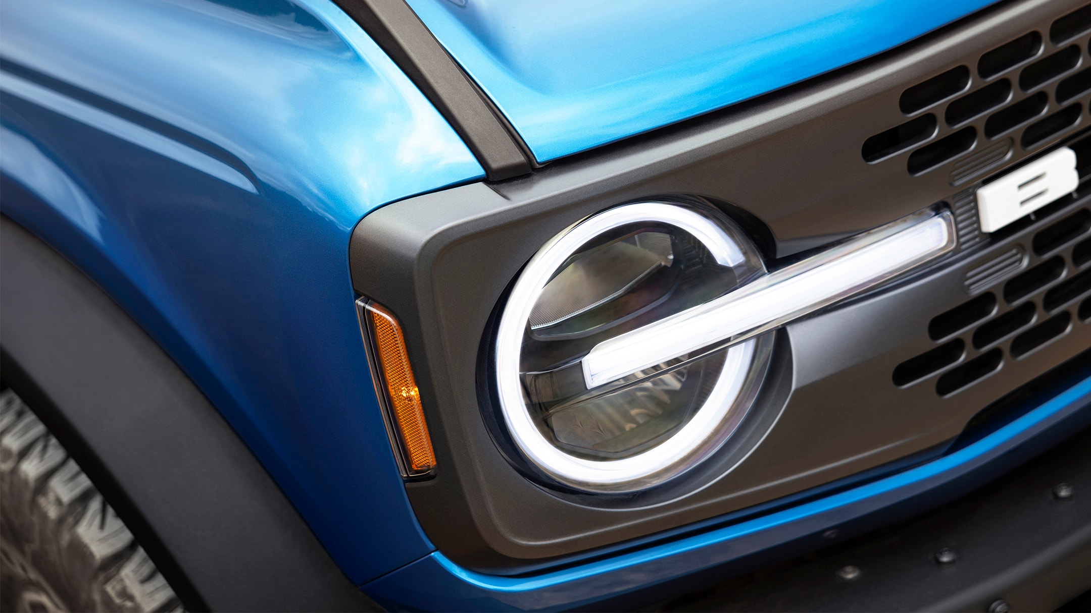 Ford Bronco in Blau. Detailansicht der Frontpartie und der Scheinwerfer