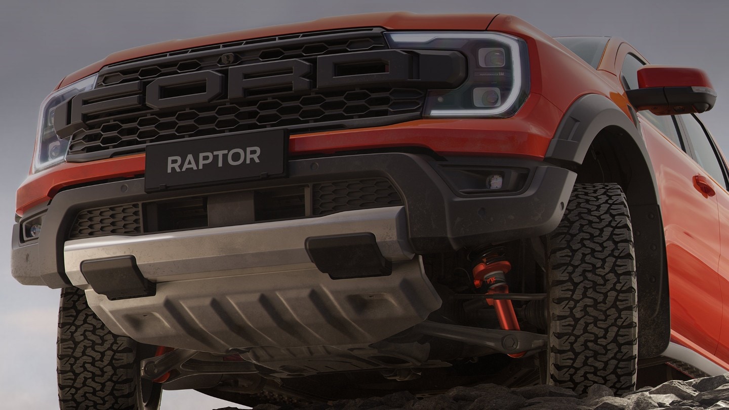 Ford Ranger Raptor in Rot. Detailansicht der Frontpartie von unten