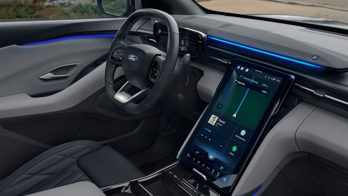 Der vollelektrische Ford Explorer Innenraum. Ansicht Lenkrad und Ford SYNC Move-Touchscreen.