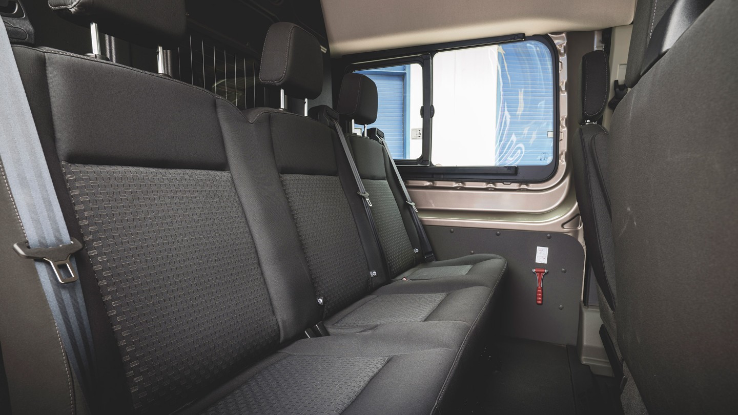 Ford E-Transit Doppelkabine Innenraum. Ansicht auf die zweite Sitzreihe. 