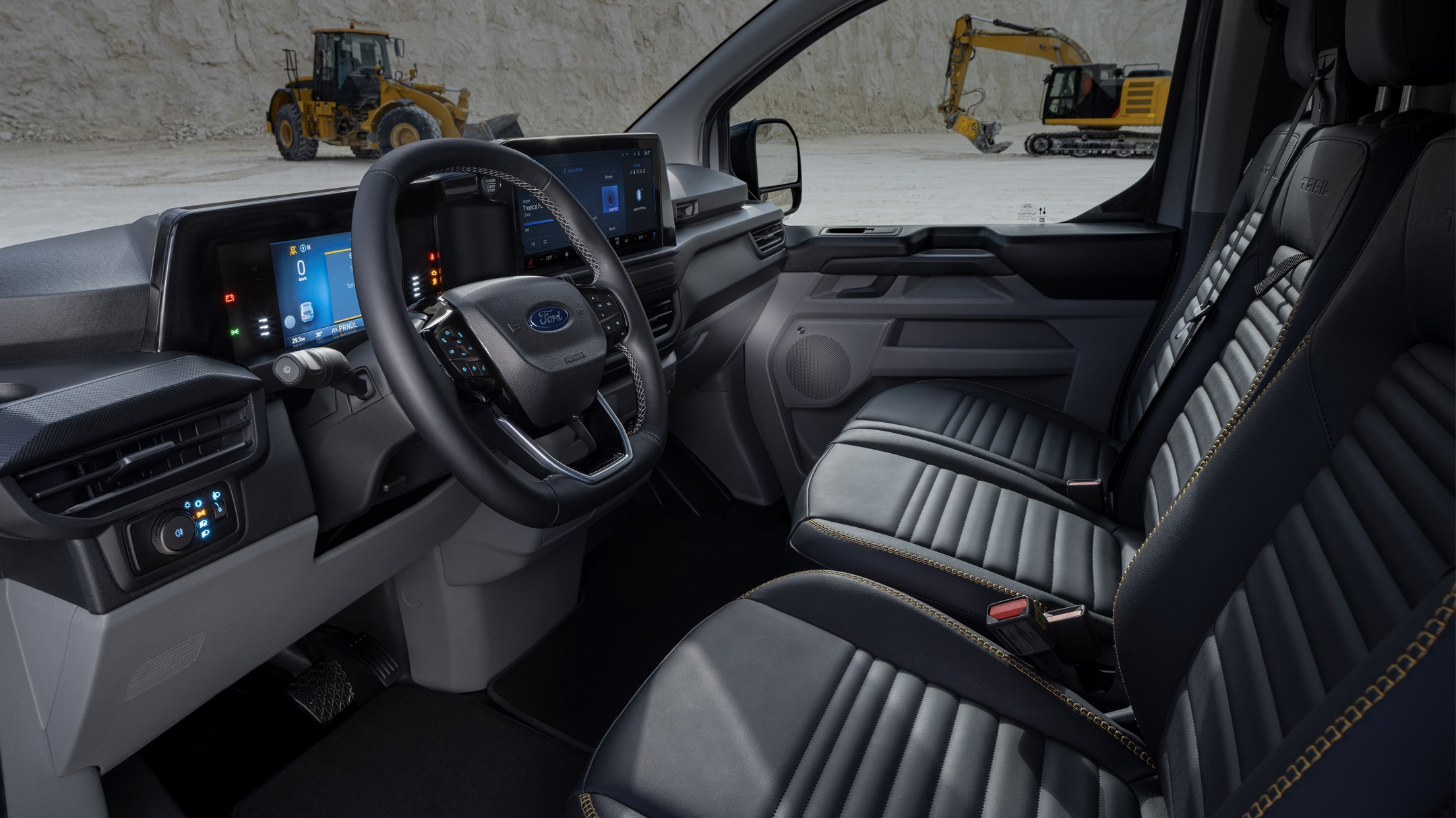 Ford Transit Custom Innenraum. Ansicht auf vordere Sitzreihe und Instrumententafel.