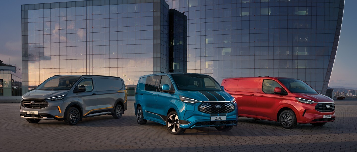 Ford Transit Custom Range, steht vor einem Glasgebäude.