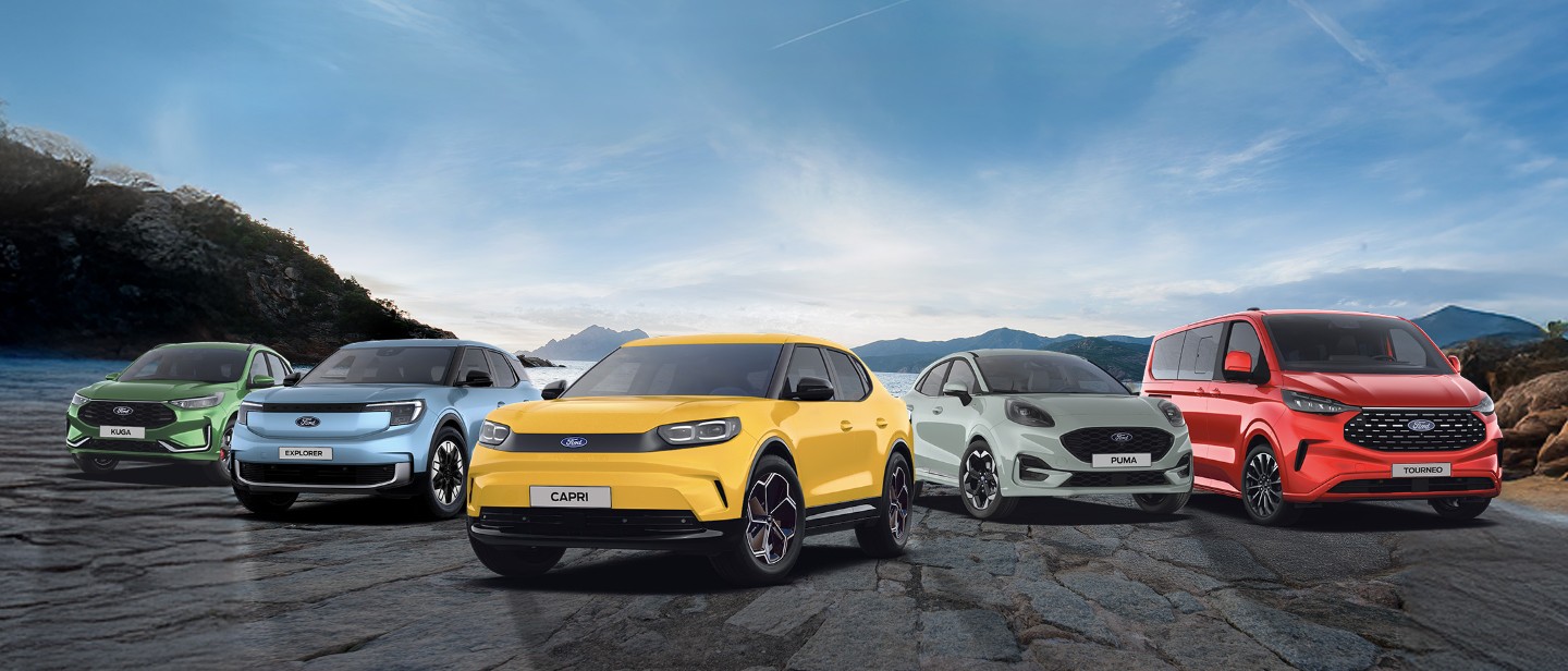 Ford Kuga in Grün, Explorer in Blau, Capri in Gelb, Puma in Grau und Tourneo Custom in Rot stehen vor einem See mit Bergen.