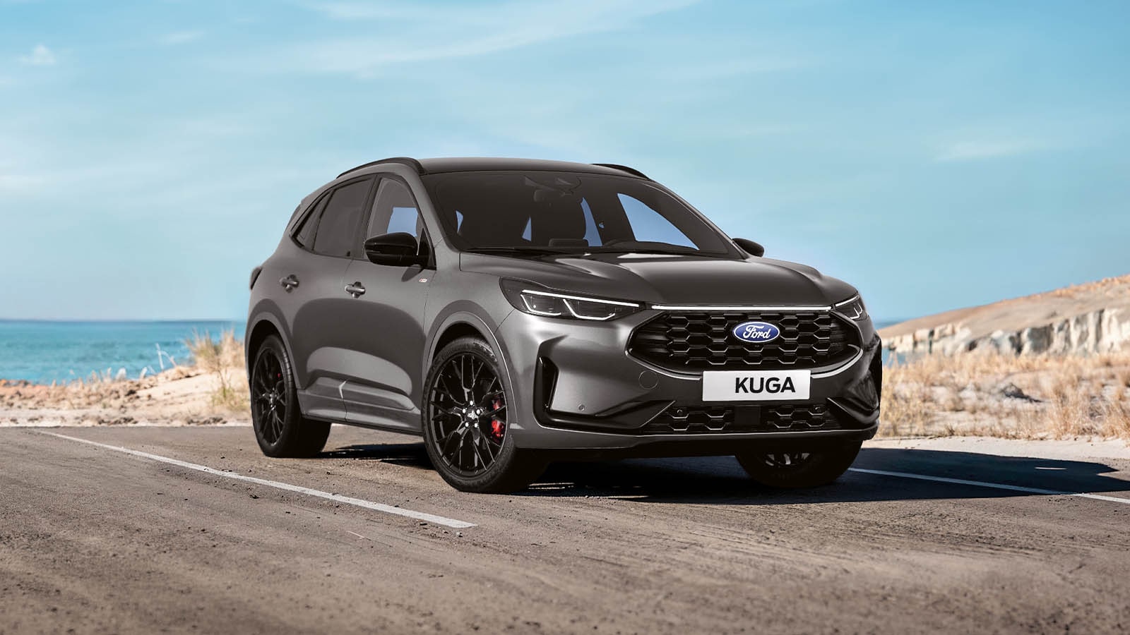 Ford Kuga Black Package Edition. Frontansicht, parkt auf einer Küstenstraße.