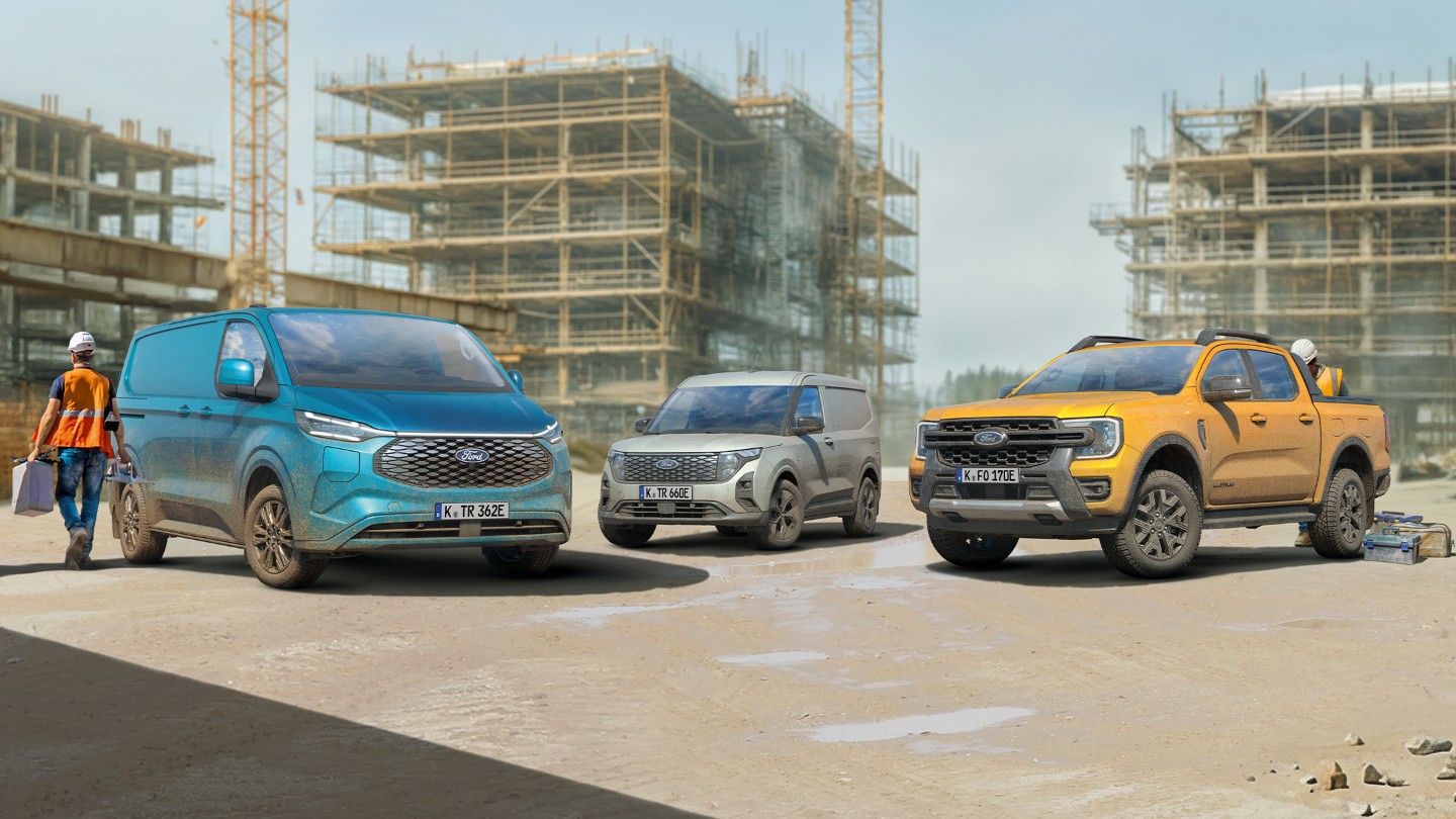Ford Transit Custom in Blau, Transit Courier in Silber und Ranger in Gelb parken nebeneinander auf einer Baustelle.