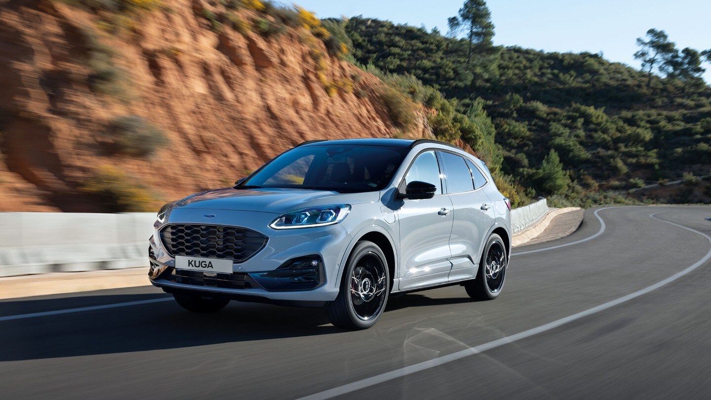 Ford Kuga Graphite Tech Edition. Dreiviertelansicht, fährt in ländlicher Umgebung