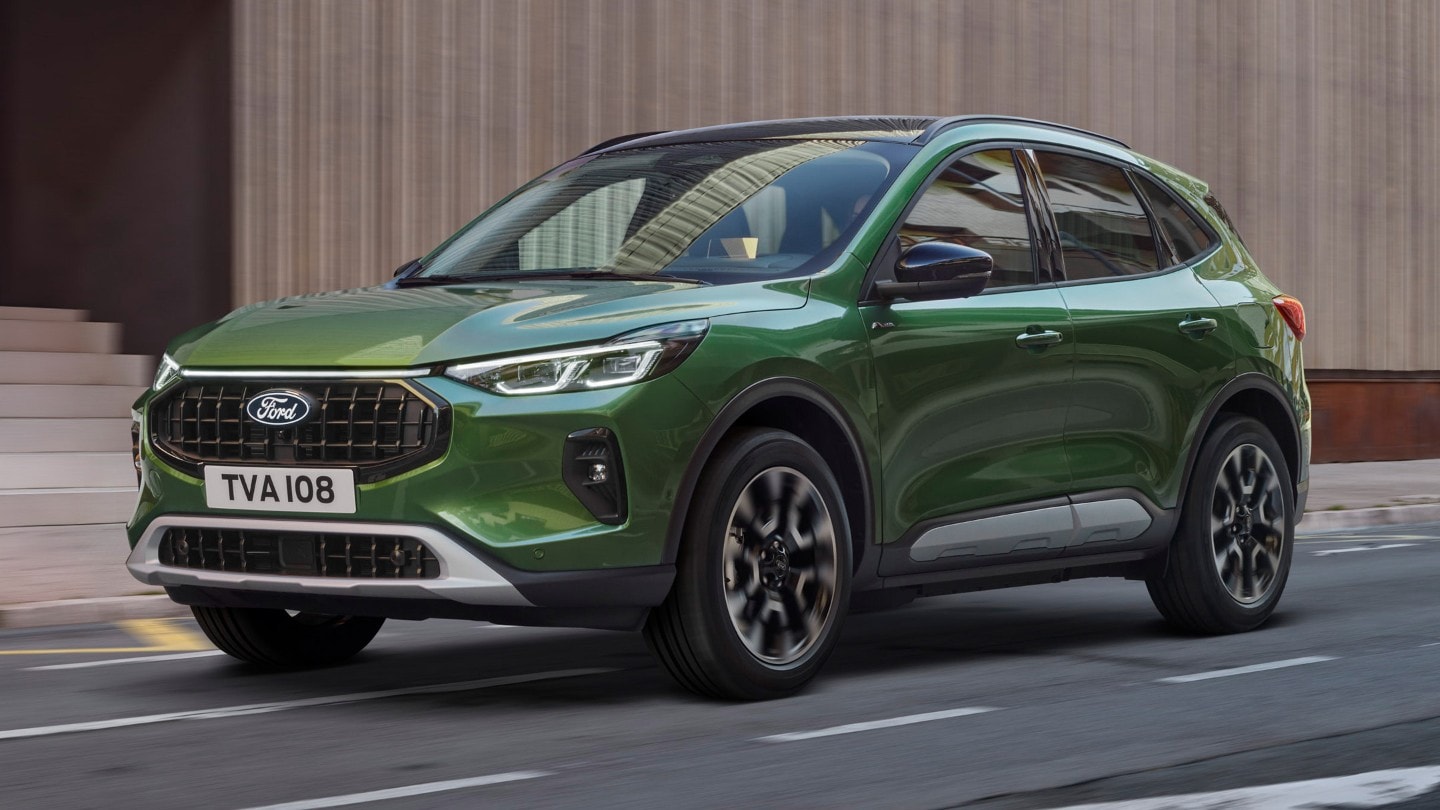 Ford Kuga in Grün. Dreiviertelansicht, fährt auf einer Straße.