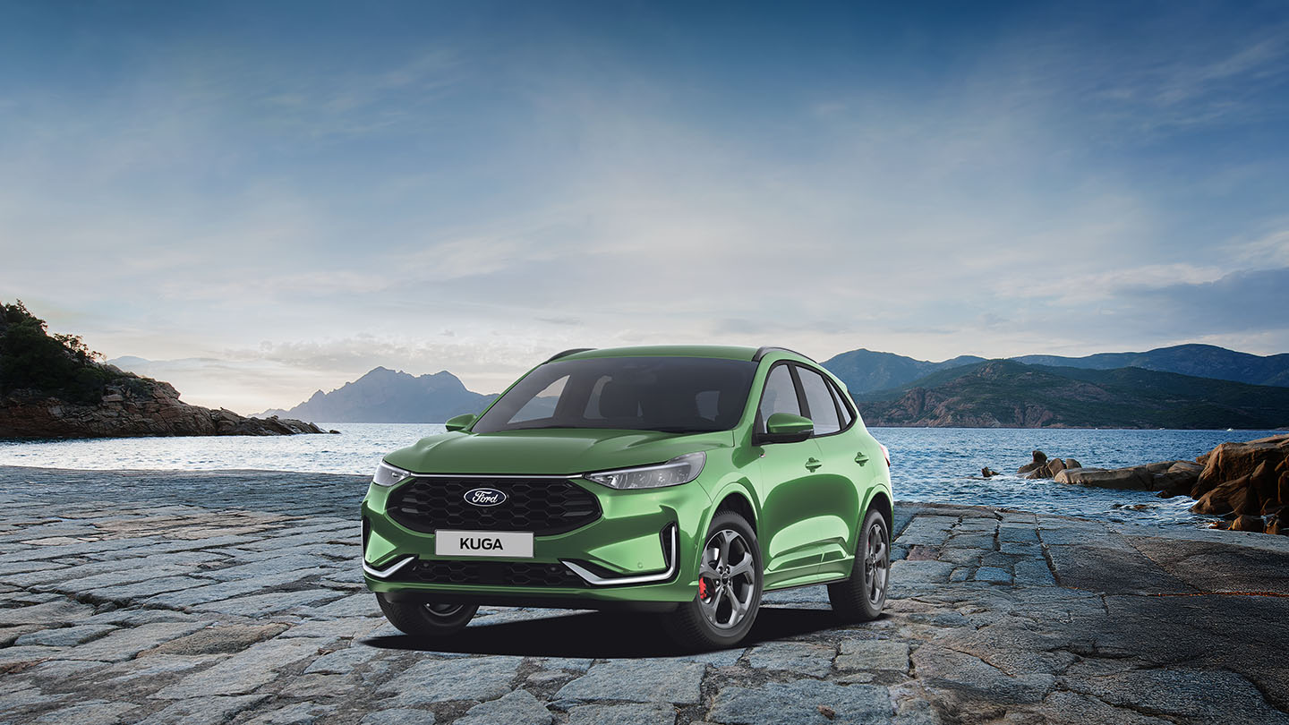 Ford Kuga in Grün. Dreiviertansicht, parkt vor einem See mit Berglandschaft.