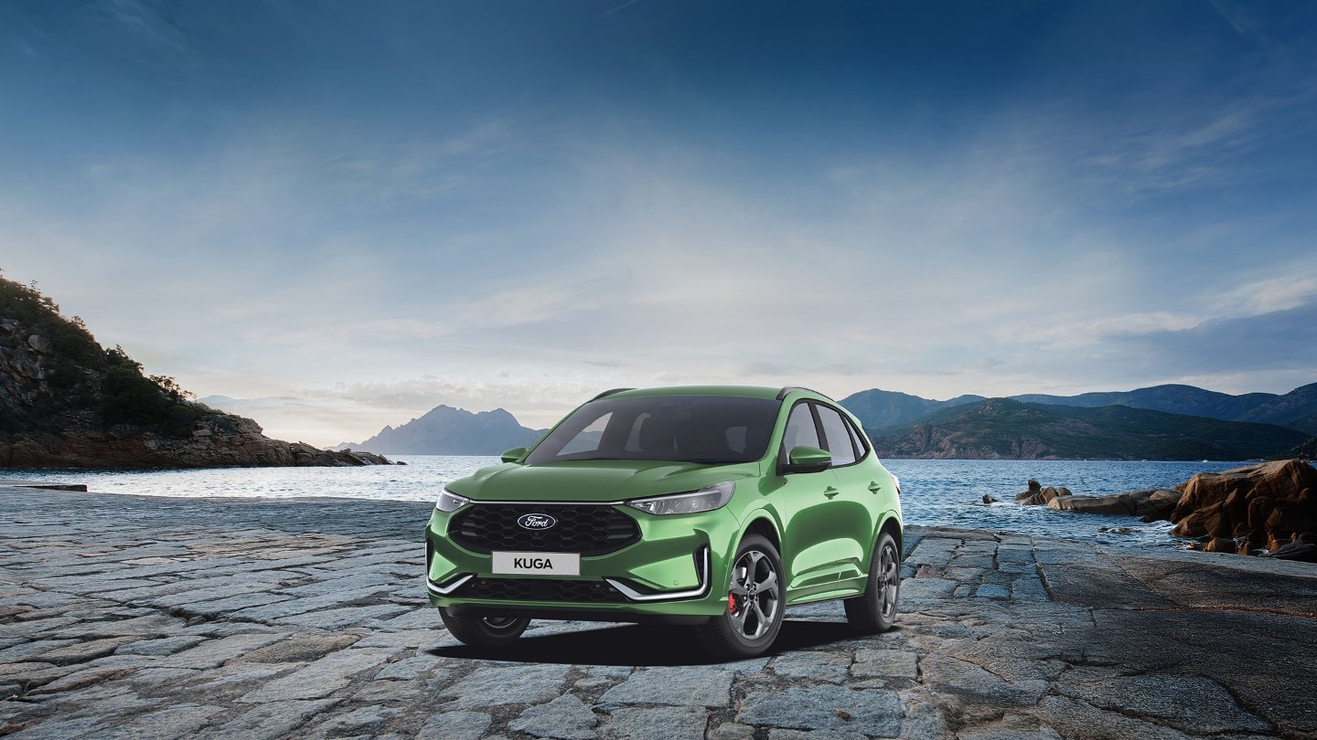 Ford Kuga in Grün. Dreiviertansicht, parkt vor einem See mit Berglandschaft.