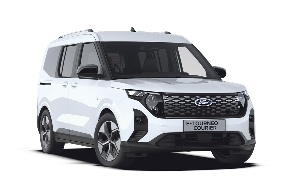 Ford E-Tourneo Courier in Weiß. Dreiviertelansicht, steht vor einem weißen Hintergrund.