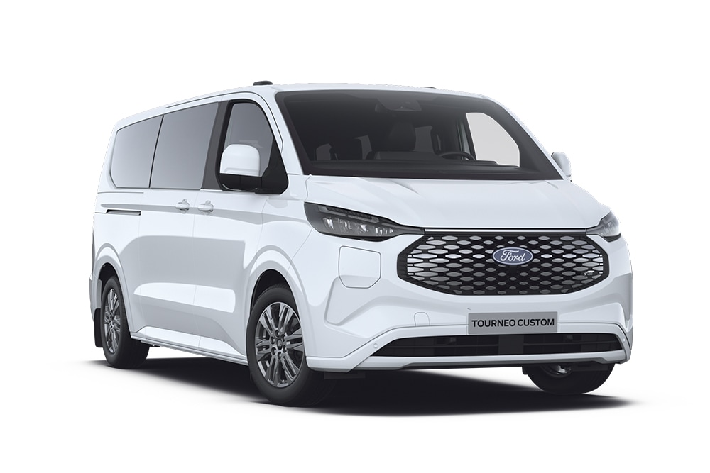 Ford E-Tourneo Custom in Weiß. Dreiviertelansicht, steht vor einem weißen Hintergrund.