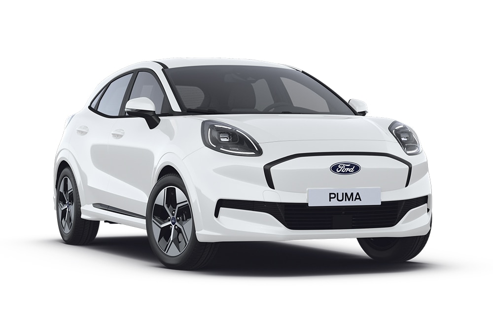 Ford Puma Gen-E in Weiß. Dreiviertelansicht, steht vor einem weißen Hintergrund.