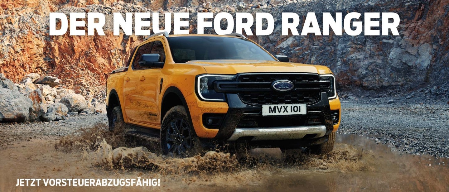 Ford Ranger in Orange. Dreiviertelansicht, fährt durch eine Wasserlache