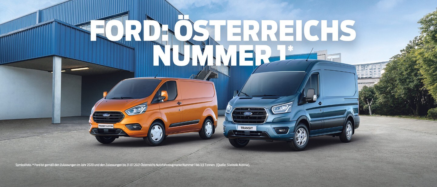 Ford Transit Custom in Orange und Ford Transit in Blau. Dreiviertelansicht, parken vor einem Gebäude