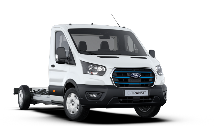 Ford E-Transit Fahrgestell in Weiß. Dreiviertelansicht vor einem weißen Hintergrund.