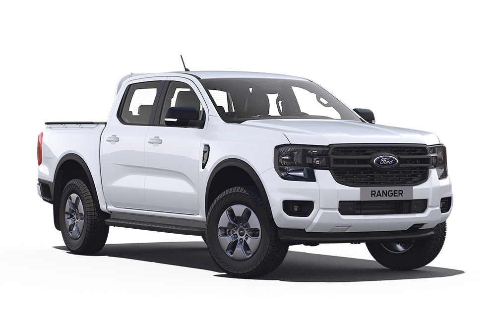 Ford Ranger Plug-in-Hybrid in Weiß. Dreiviertelansicht, steht vor einem weißen Hintergrund.
