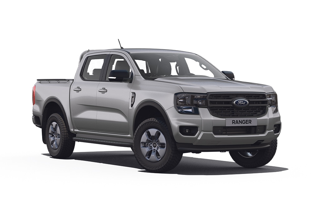 Ford Ranger PHEV in Silber. Dreiviertelansicht, stehend vor einem weißen Hintergrund.