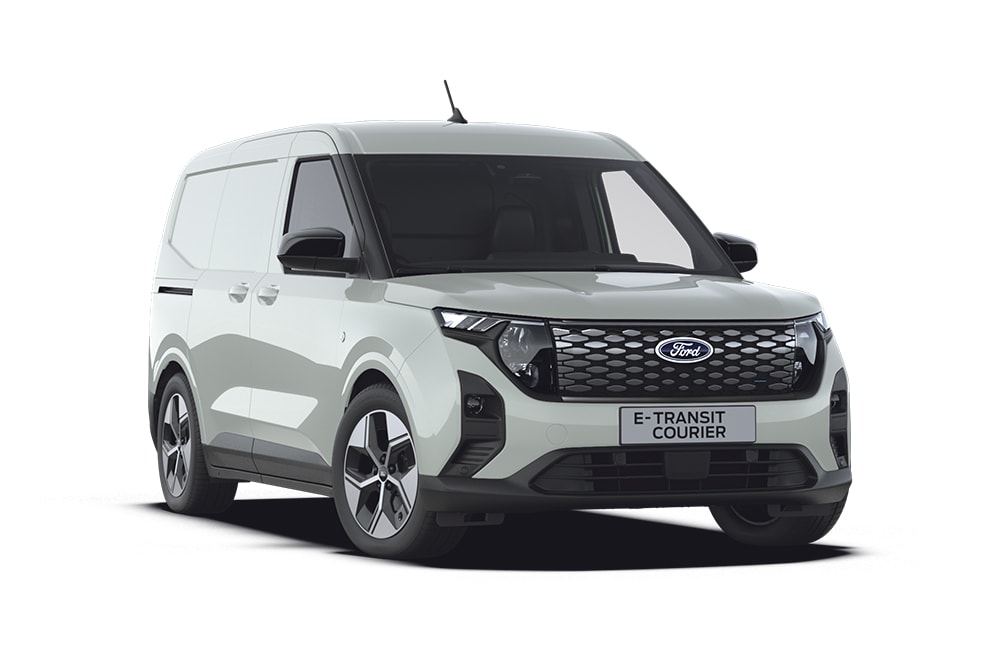 Ford E-Transit Courier in Grau. Dreiviertelansicht, stehend vor einem weißen Hintergrund.