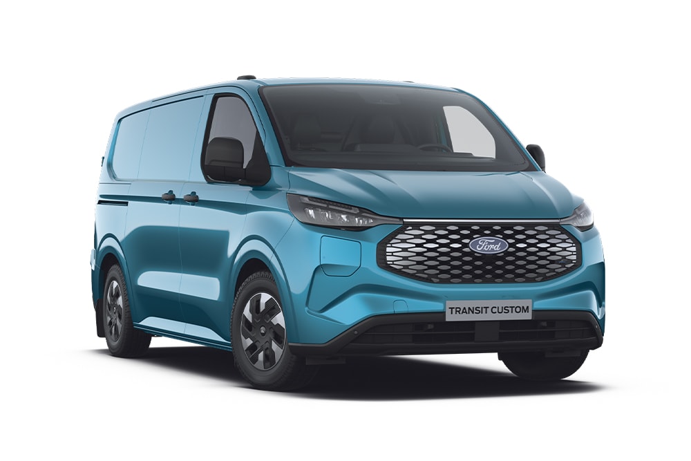 Ford E-Transit Custom in Blau. Dreiviertelansicht, stehend vor einem weißen Hintergrund.