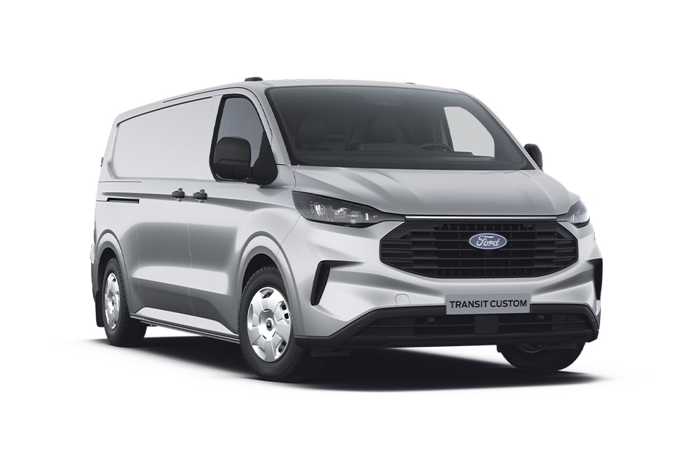 Ford Transit Custom in Silber. Dreiviertelansicht, stehend vor einem weißen Hintergrund.