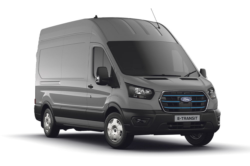 Ford E-Transit in Grau. Dreiviertelansicht, stehend vor einem weißen Hintergrund.