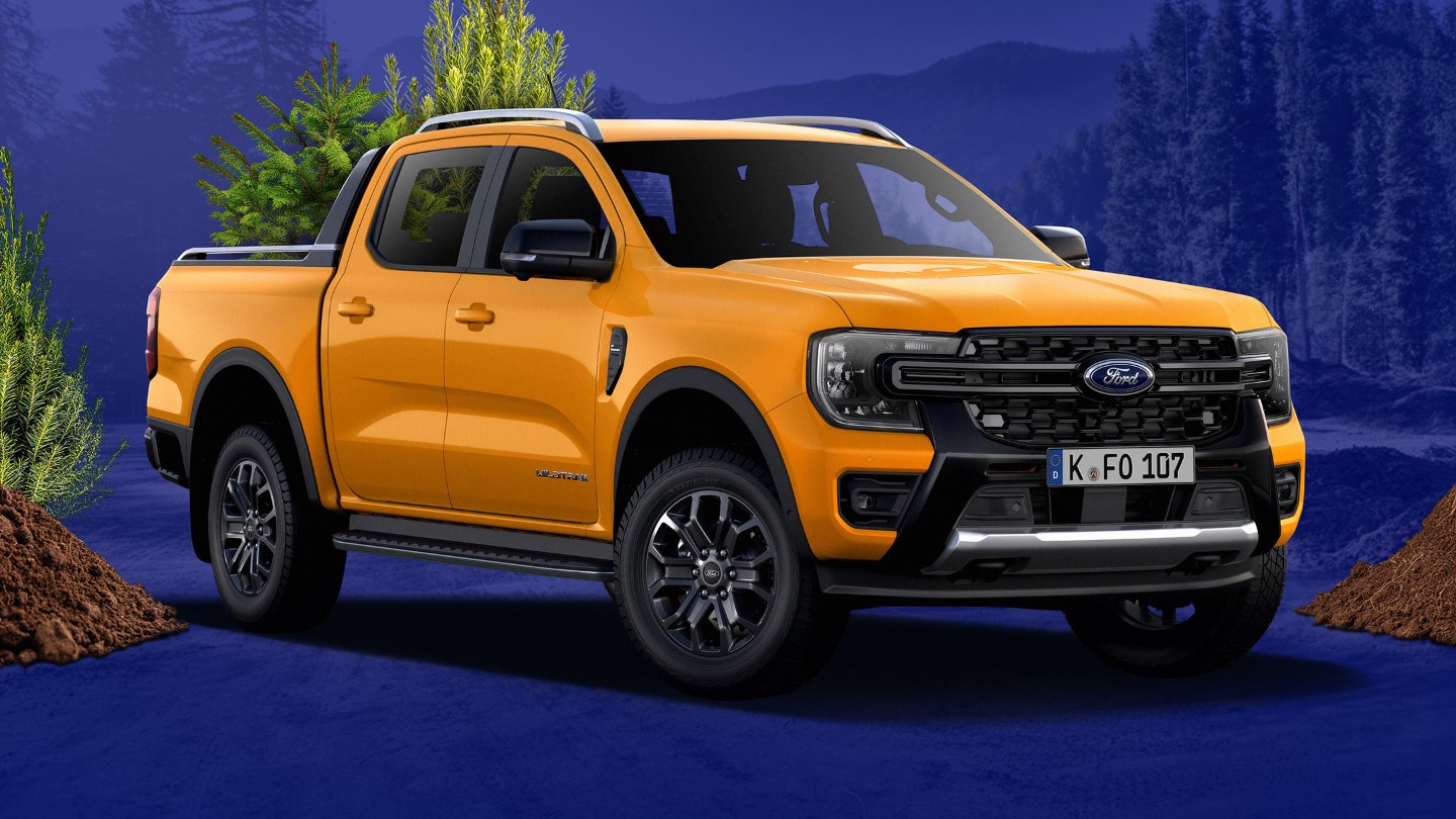 Ford Ranger in Gelb. Dreiviertelansicht, vor einem blauen Hintergrund.