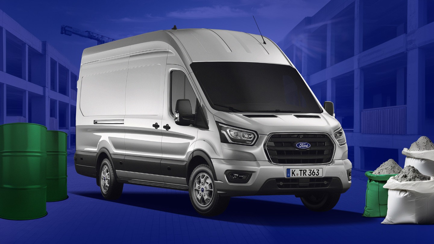 Ford Transit in Silber. Dreiviertelansicht, vor einem blauen Hintergrund.