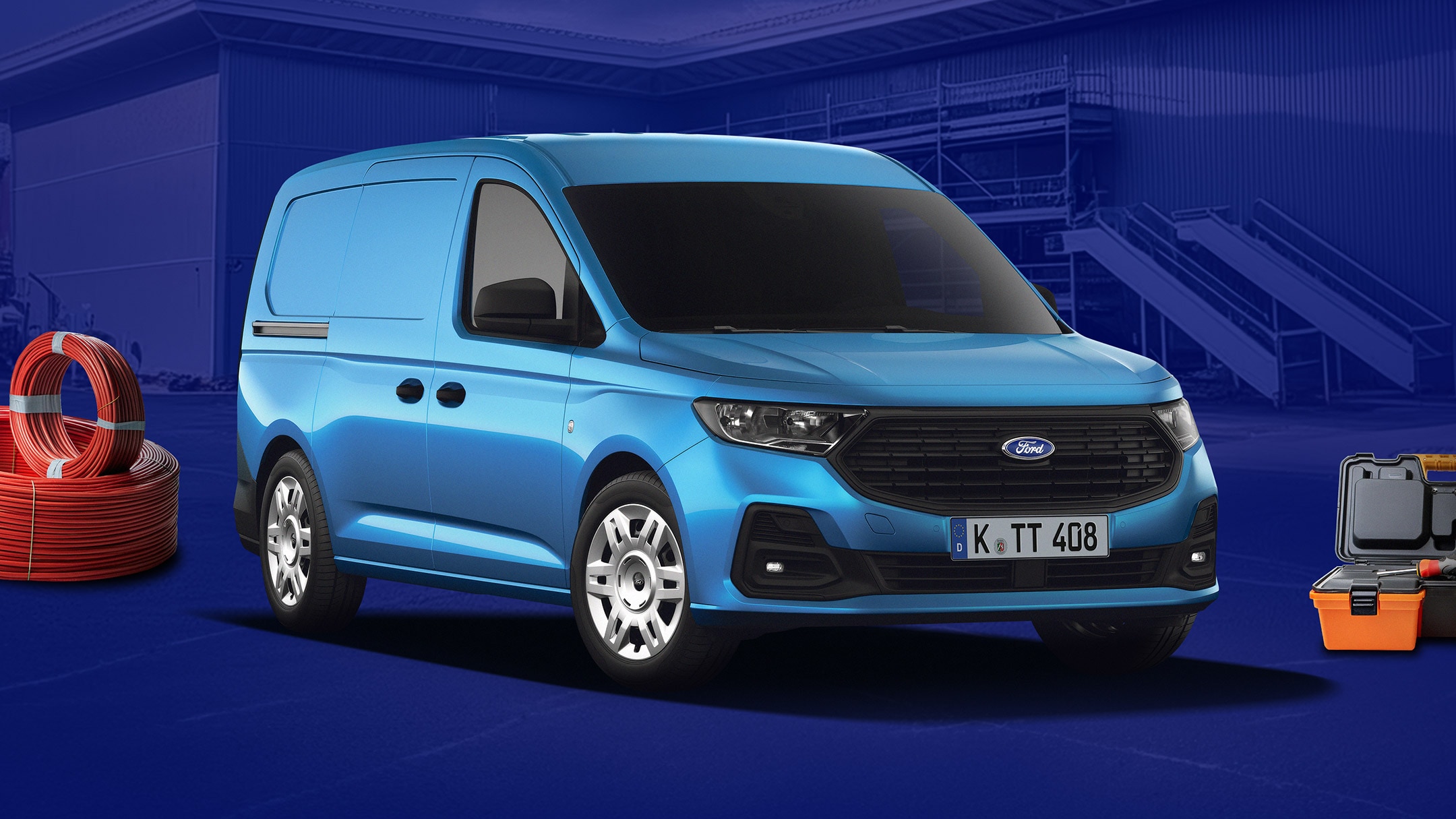 Ford Transit Connect in Blau. Dreiviertelansicht, vor einem blauen Hintergrund.
