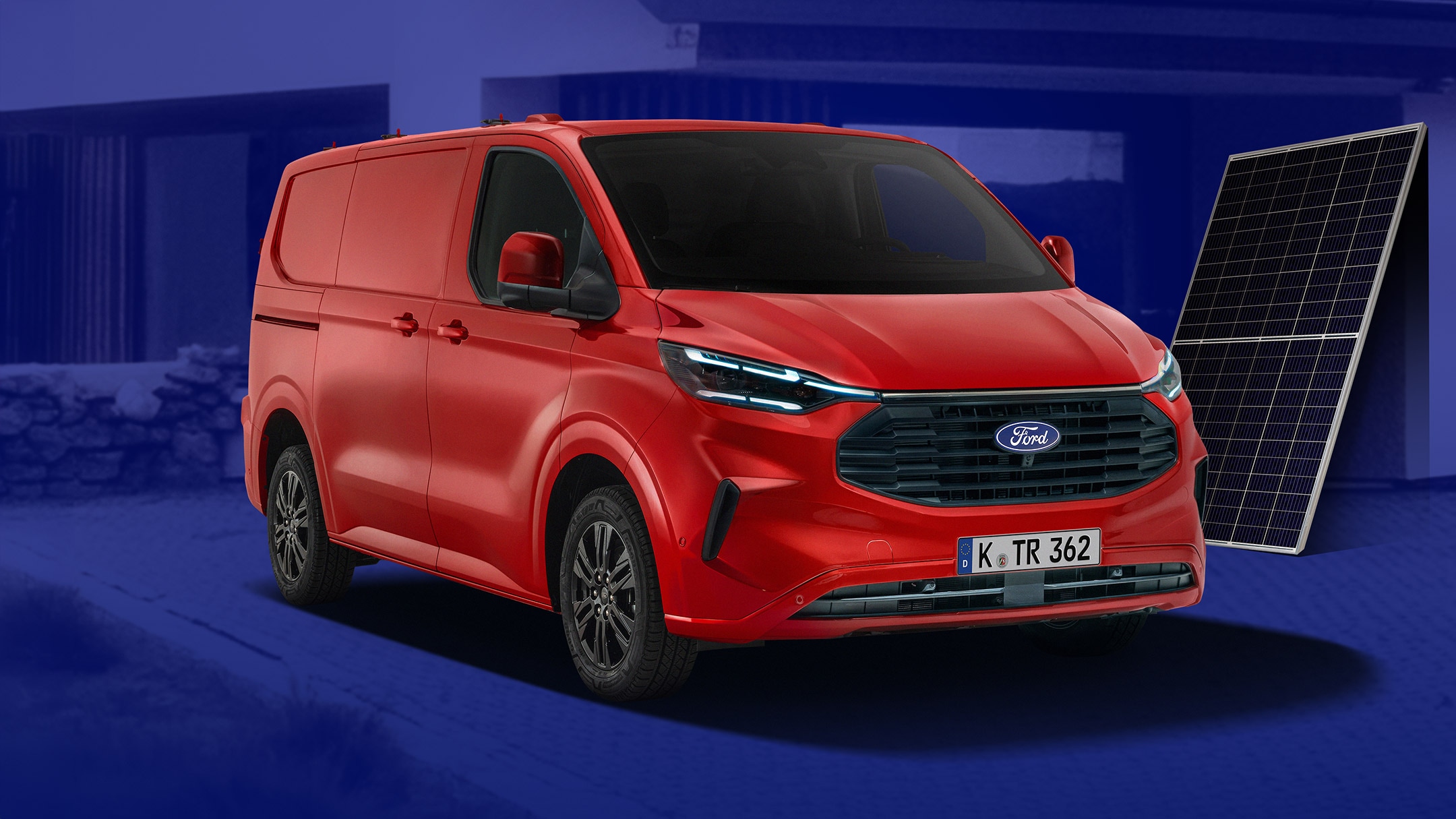 Ford Transit Custom in Rot. Dreiviertelansicht, vor einem blauen Hintergrund.