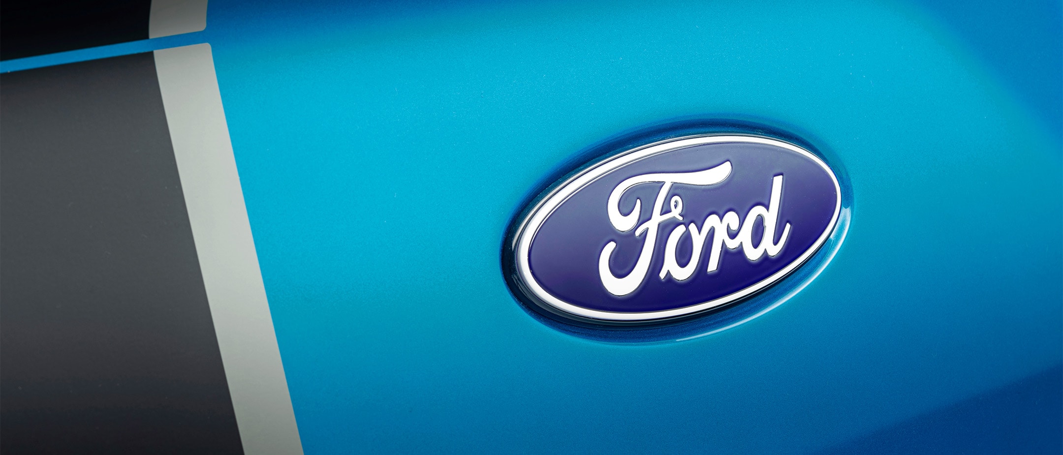 Ford Oval auf einem blauen Hintergrund