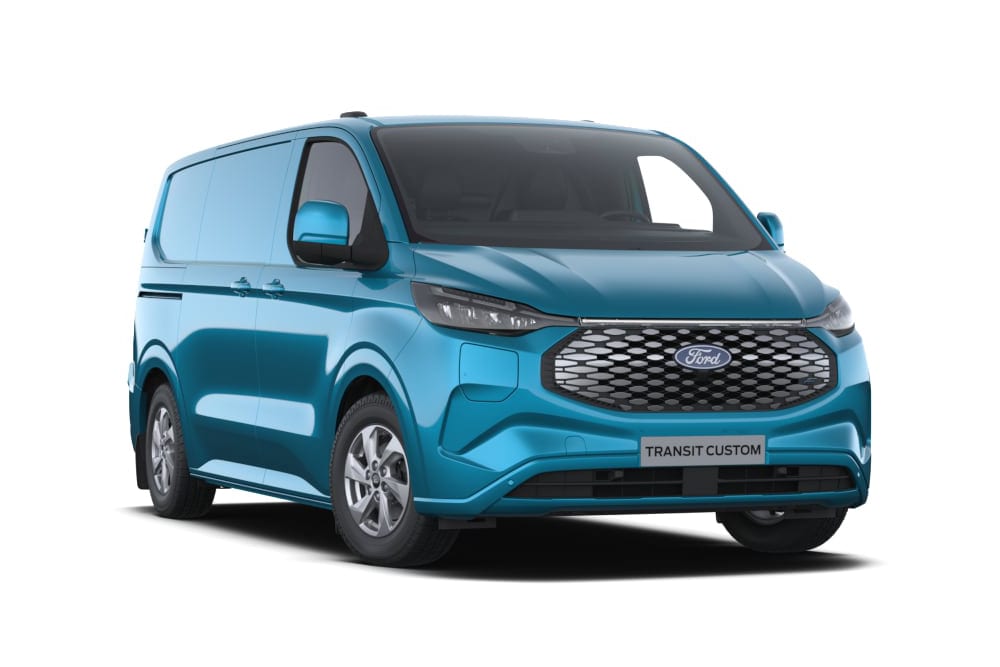 Ford E-Transit Custom in Blau. Dreiviertelansicht, vor einem weißen Hintergrund.