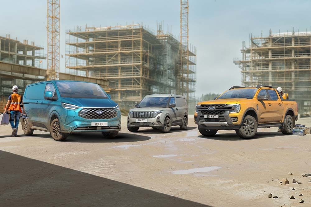 Ford Transit Custom, Transit Courier und Ranger parken nebeneinander auf einer Baustelle.