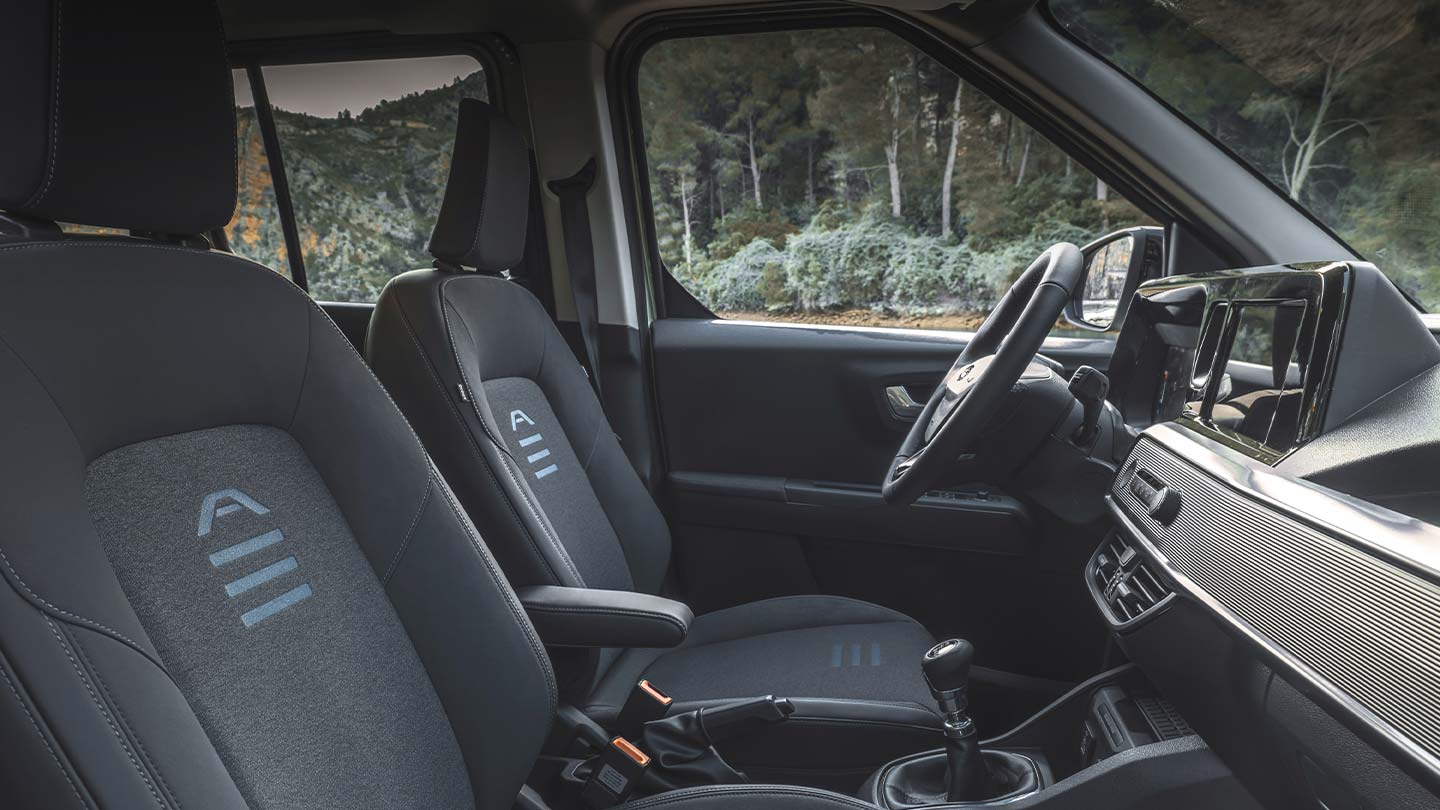 Ford Tourneo Courier Innenraum. Detailansicht Fahrer- und Beifahrersitz.