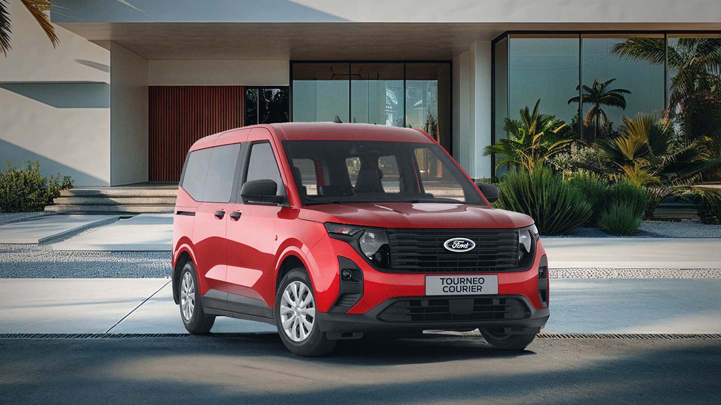 Ford Tourneo Courier in Rot. Dreiviertelansicht, parkt vor dem Eingang eines Wohnhauses.