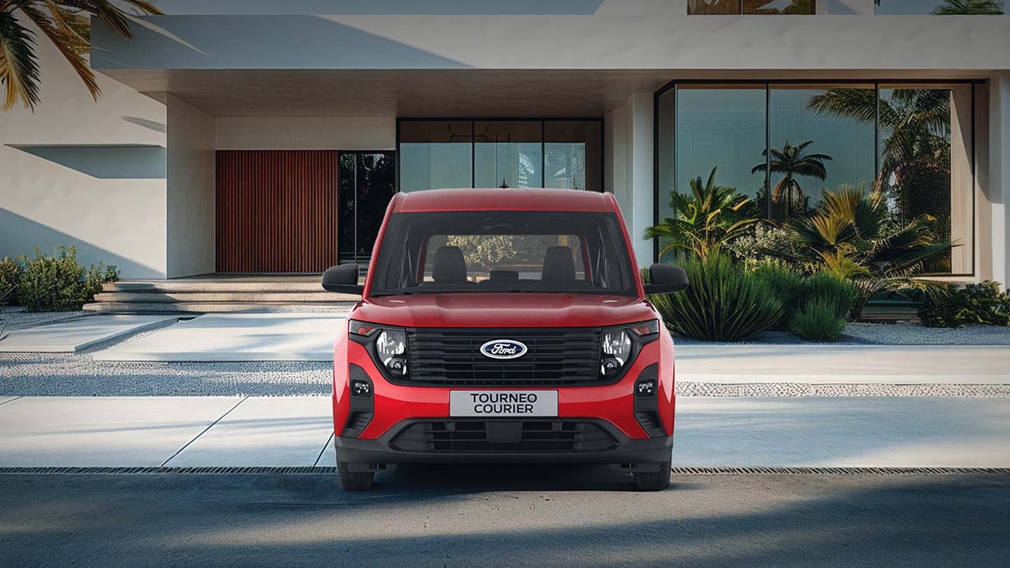 Ford Tourneo Courier in Rot. Frontansicht, parkt vor einem Hauseingang.