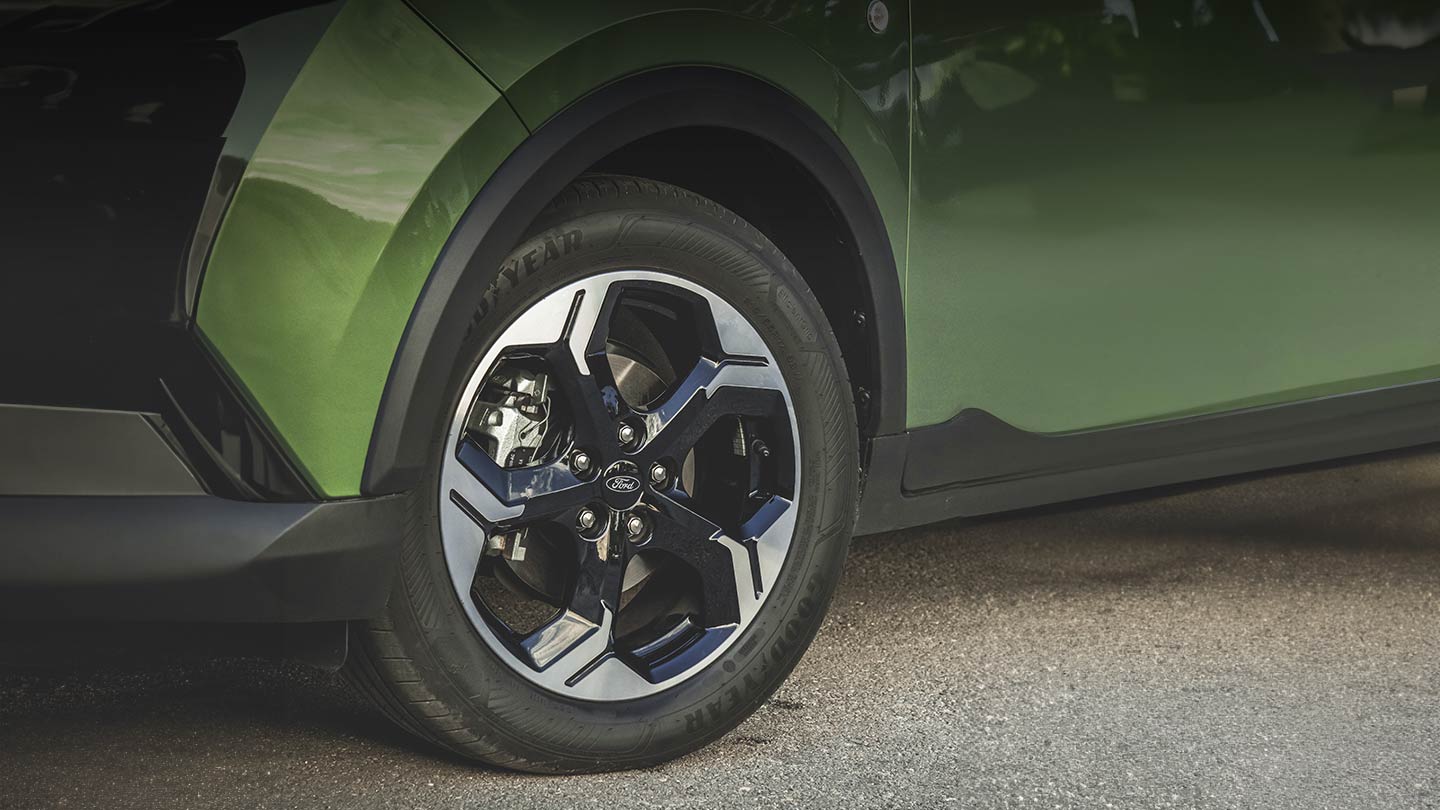 Ford Tourneo Courier in Grün. Detailansicht Leichtmetallrad.