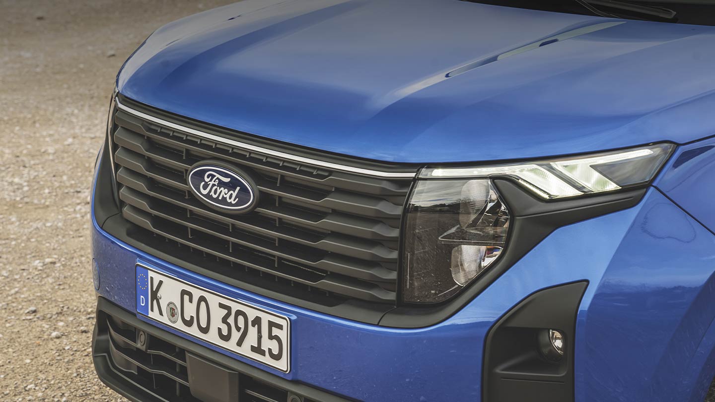 Ford Tourneo Courier in Blau. Detailansicht Kühlergrill und Scheinwerfer.