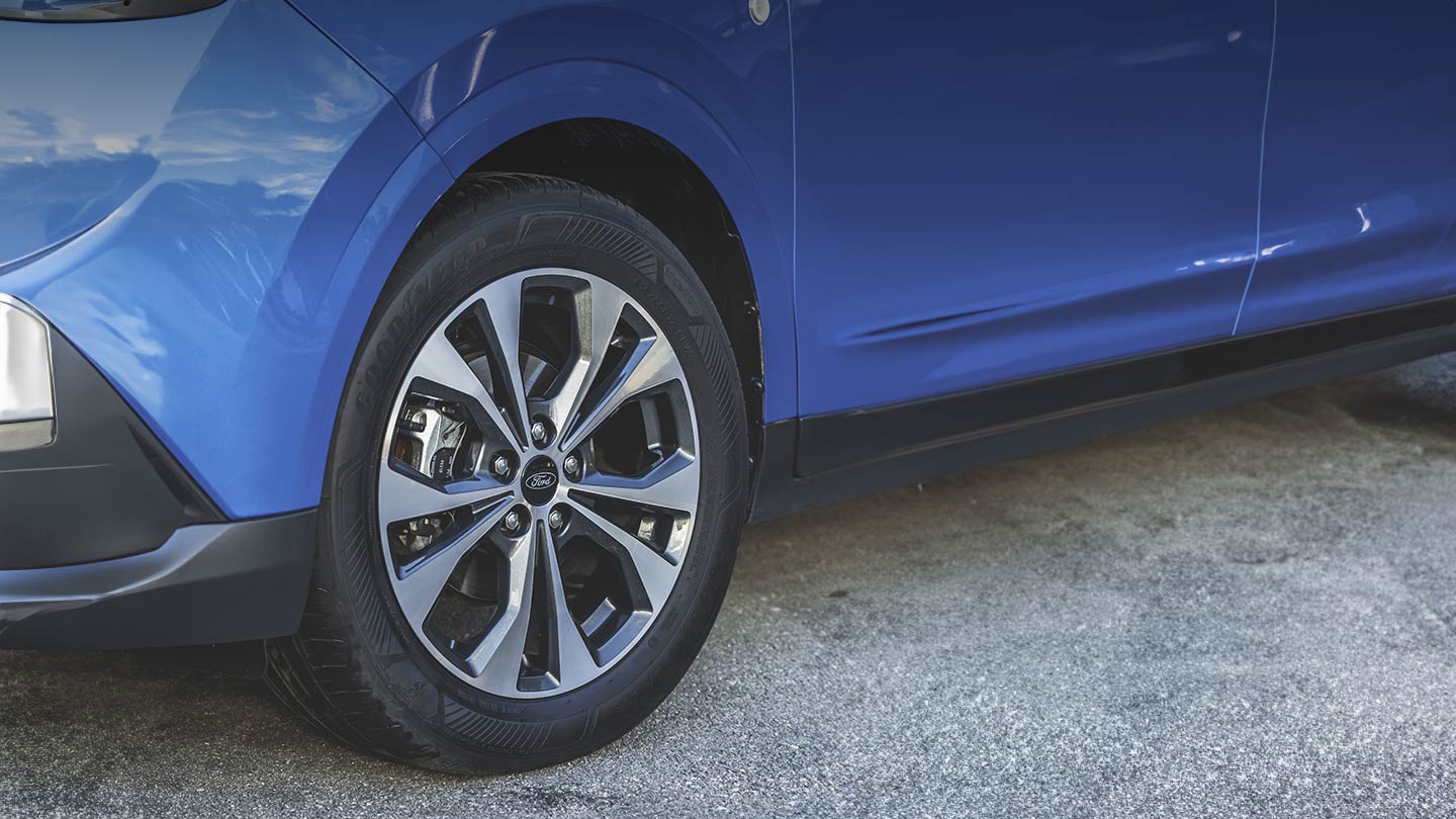Ford Tourneo Courier in Blau. Detailansicht der Leichtmetallräder.