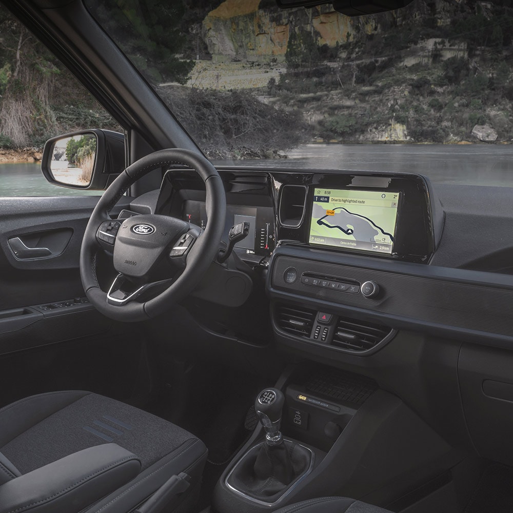 Ford Tourneo Courier Innenraum. Ansicht auf Vordersitz, Lenkrad, Armaturenbrett und Touchscreen.