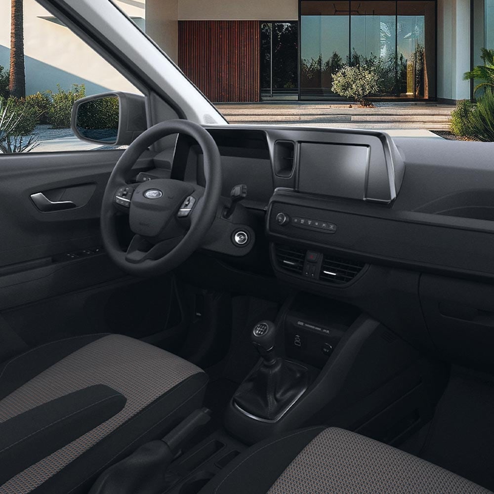 Ford Tourneo Courier Innenraum. Detailansicht des Lenkrads und des Touchscreens.
