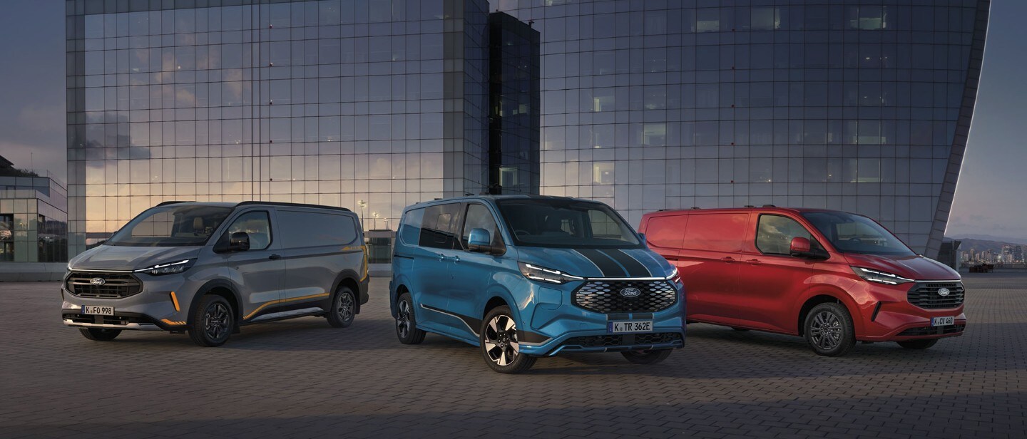 Ford Transit Custom Range, steht vor einem Glasgebäude.